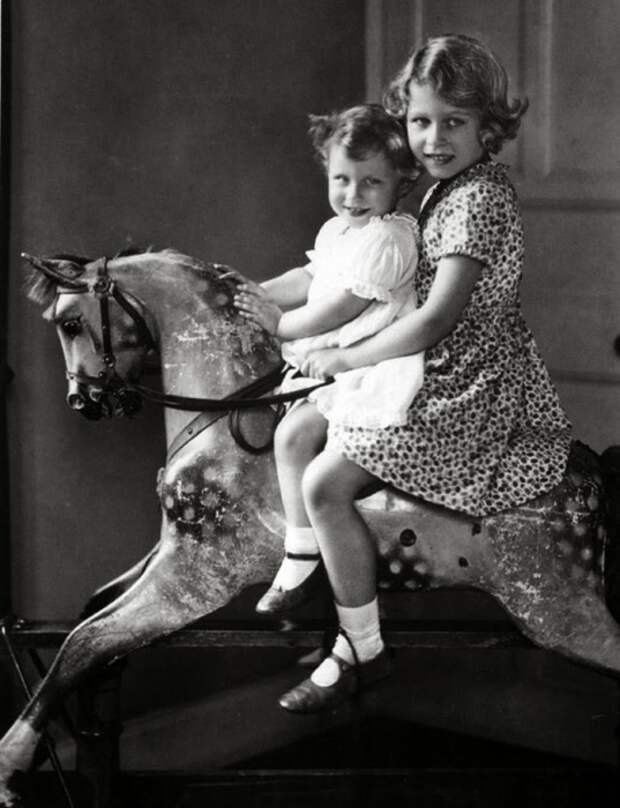 Елизавета II в детстве с сестрой