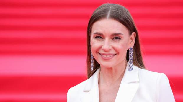 47-летняя Любовь Толкалина сделала уколы красоты на камеру