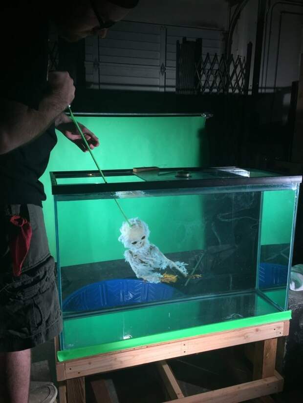 Съемка привидения в аквариуме с водой. Это та же техника, что использовалась в фильме "Полтергейст" аниматроника, анимация, видео, интересно, кино, монстры, спецэффекты, спецэффекты в фильмах