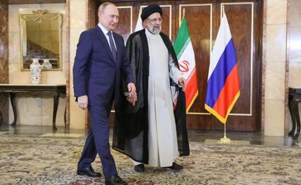На фото: президент РФ Владимир Путин и президент Ирана Ибрахим Раиси (слева направо) во время встречи в здании Аппарата президента Исламской Республики Иран