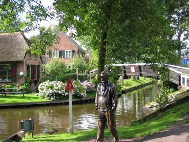 Необычная деревня в Нидерландах где нет дорог (14 фото)