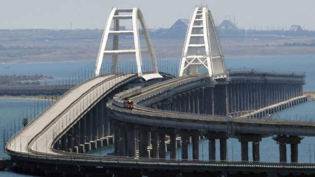 Движение автомобильного транспорта по Крымскому мосту временно остановлено