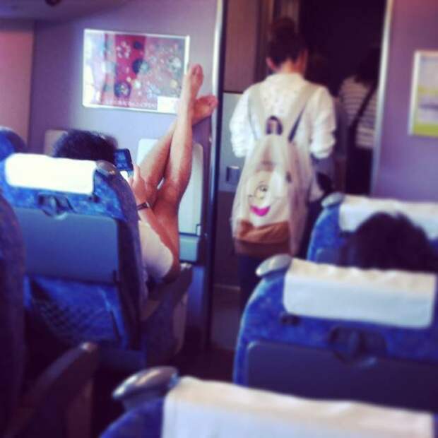 PassengerShaming21 Бывшая стюардесса выкладывает фотографии самых отвратительных пассажиров самолётов