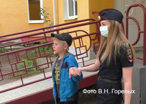 Пропавшего в тайге 9-летнего мальчика передали отцу в Североуральске