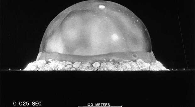 Расширение огненного шара и ударная волна от взрыва Trinity, зафиксированные через 0,025 секунды после детонации 16 июля 1945 года.