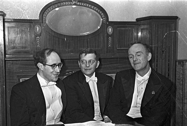 Народные артисты СССР (слева направо) Мстислав Ростропович, Дмитрий Шостакович и Святослав Рихтер. 1968 год. 