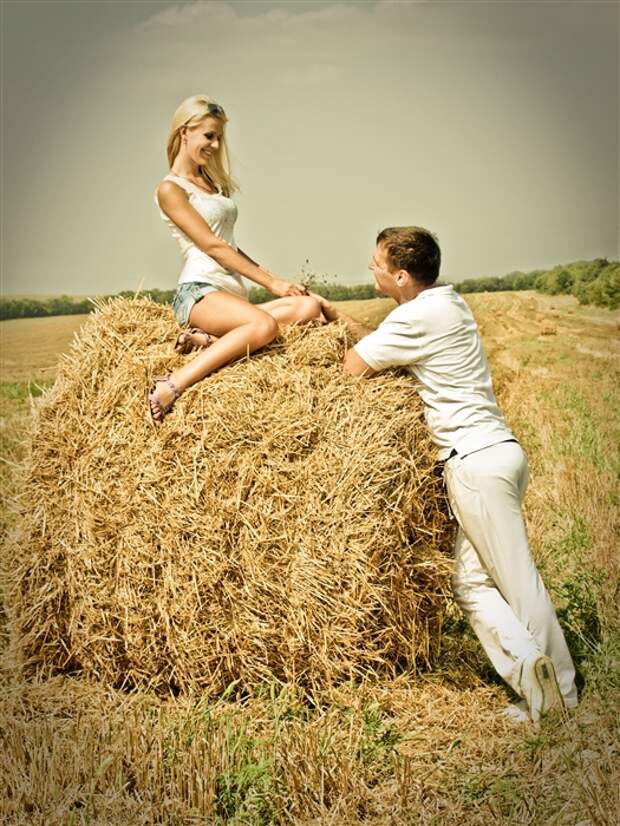 В сене на 1 голову. Сеновал в поле. Парень и девушка в поле. Фотосессия в пшеничном поле. Девушки и парни на сене.