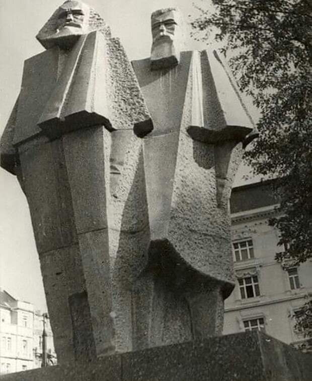 Статуи Маркса и Энгельса в Будапеште, Венгрия, 1971 год