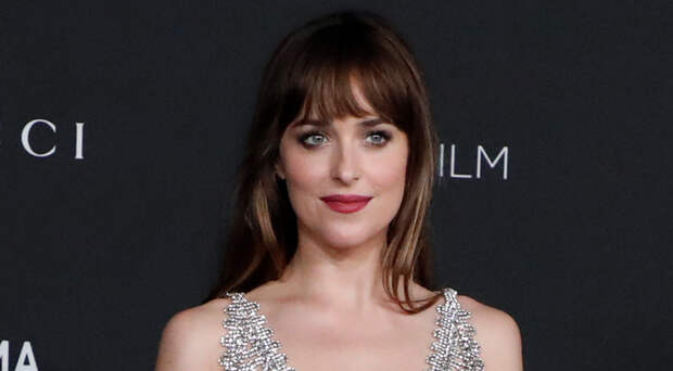 Актриса Дакота Джонсон появилась на публике с сумкой за 317 тысяч рублей