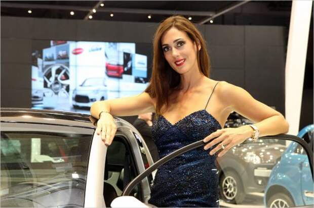 Девушки на автосалоне в Париже-2014