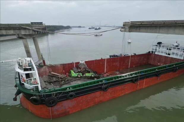 В Китае контейнеровоз снёс часть моста в Гуанчжоу