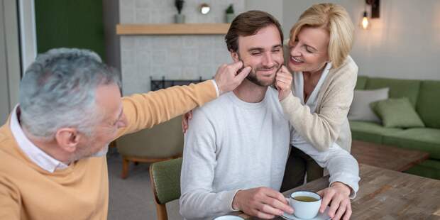 Эксперт Крупин: частые звонки и визиты в гости помогут пережить сепарацию от родителей