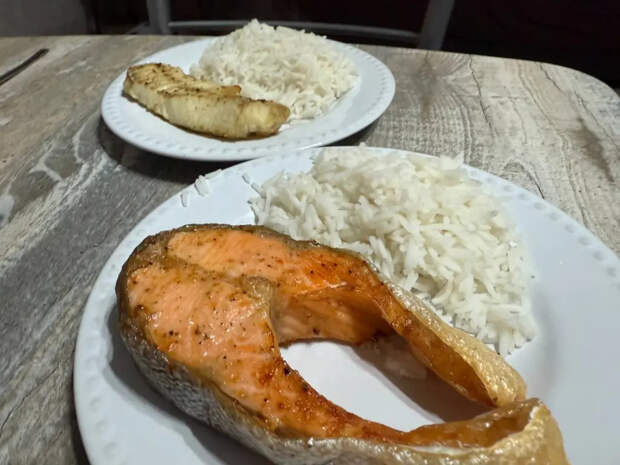 Возьмите обычную бумагу: плита останется девственно чистой, а рыба — хрустящей