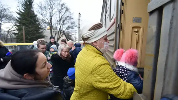 МЧС: 43 региона России готовы принять беженцев из Донбасса