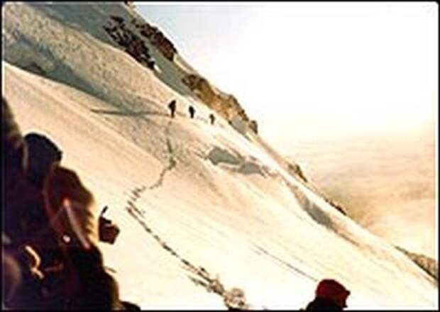 Восхождение на Рейнир по леднику Ingraham . Фото сделано за несколько мгновений до обвала серака. июнь 1981 года