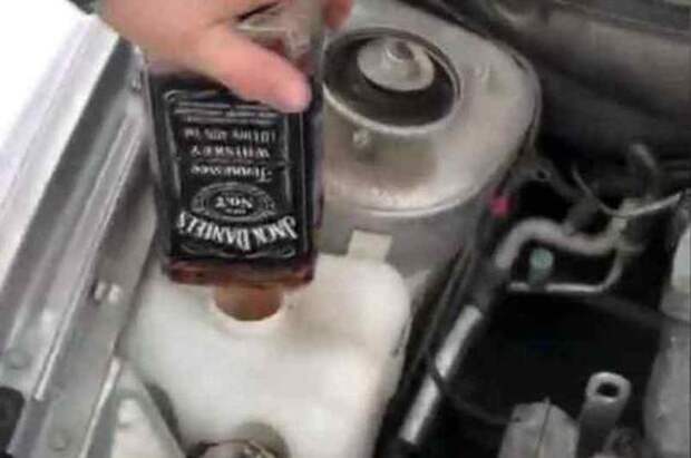 Сотрудник ДПС из Новосибирска мог позволить себе виски вместо омывателя, но его уволили