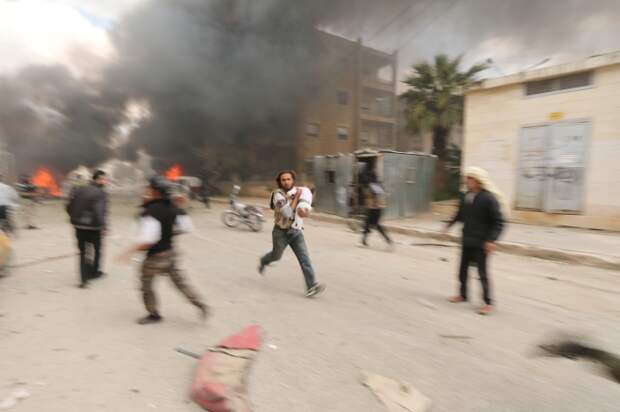 Местные жители спасаются от смерти. Автор фотографии: Аммар Абдулла, Сирия, г. Идлиб.