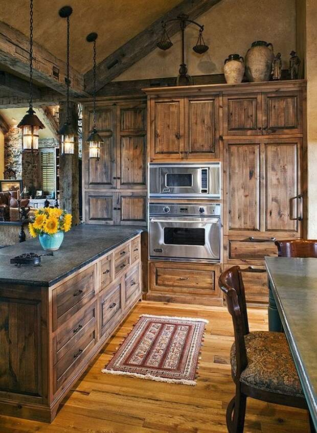 Особенная атмосфера на кухне, которая выполнена полностью из дерева, смотрится очень красиво.