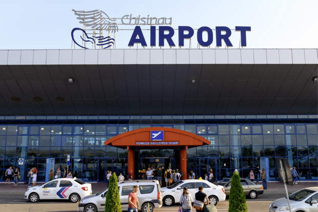 В аэропорту Кишинева задержали группу вернувшихся из России туристов