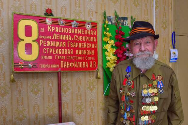 Владимир Михайлович вырастил 250 сортов гладиолусов / Фото: Денис Афанасьев, «Юго-Восточный курьер»