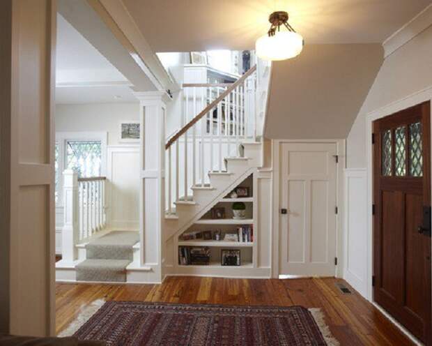 Просто крутое решение для декорирования пространства под лестницей, что выглядит очень интересно и практично.