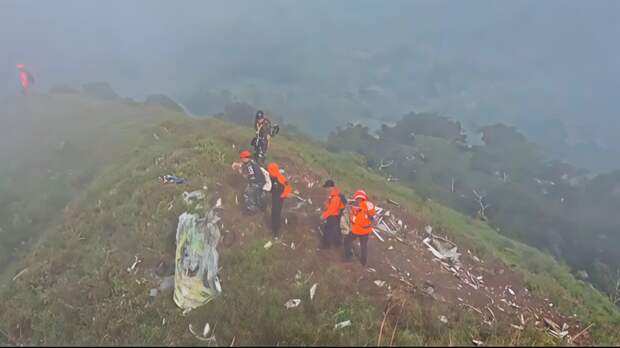 Исчезнувший с радаров самолет ATR 42-500 потерпел крушение в Индонезии