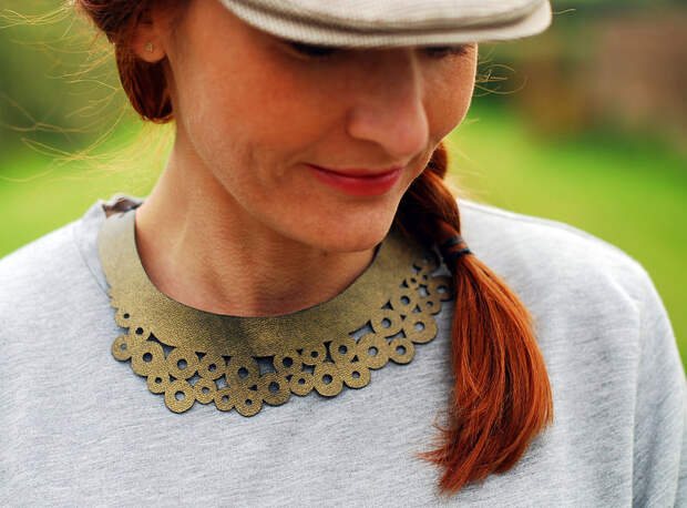 Grey marl with flat cap and laser-cut necklace