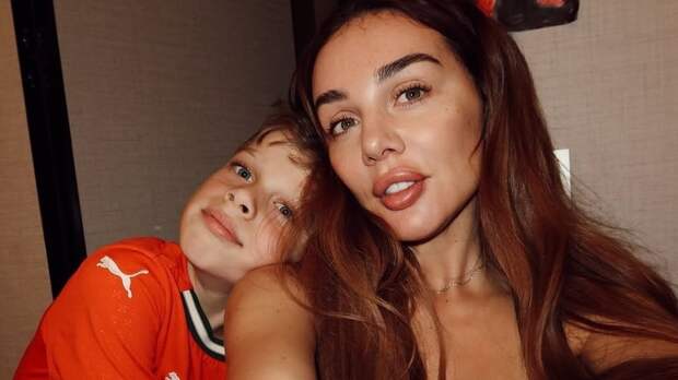 Анна Седокова посмеялась над сыном, назвав его своим «хейтером»