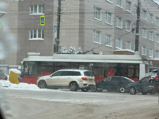В облцентре ДТП закрыли движение трамваев и троллейбусов (фото)