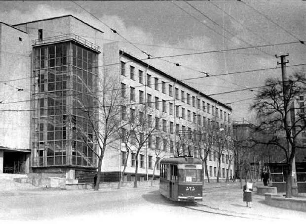 Донецк. Трамвай около 7-го корпуса ДПИ