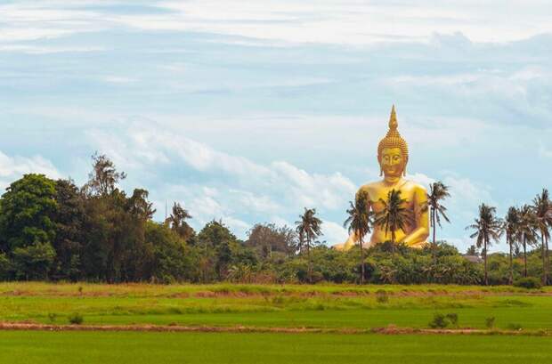 Великий Будда в Ангтхонге, 92 м, Таиланд. Монумент изготовлен из железобетона с последующим нанесением золотой краски. На его строительство понадобилось 18 лет (1990–2008 годы) в мире, высота, красота, люди, памятник, подборка, статуя, факты