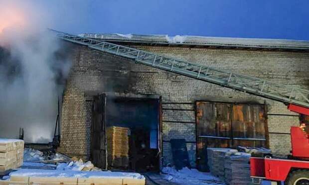 В Устьянском округе горело предприятие по приёму металлолома