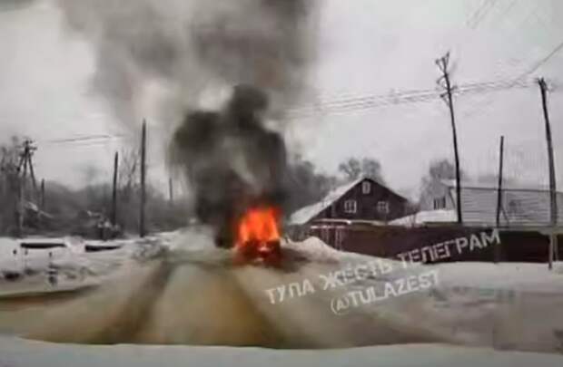 Спасатели потушили горящий автомобиль в Богородицке Тульской области