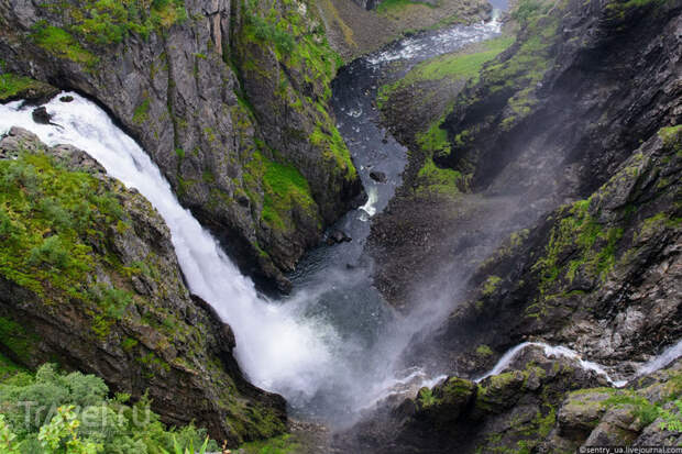 Водопад Voringsfossen и мост Hardangerbrua / Фото из Норвегии