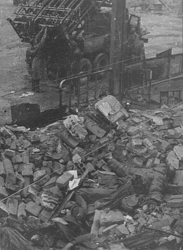 Убитые немецкие солдаты и реактивная установка БМ-31-12 (модификация «Катюши» со снарядами М-31 на шасси американского грузовика «Студебеккер», получила прозвище «Андрюша») на улице Берлина СССР, война, история