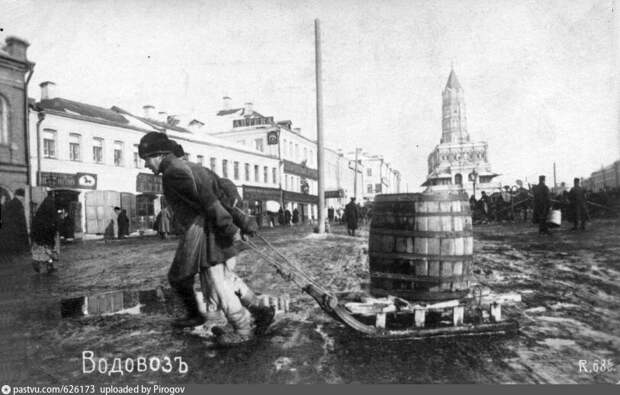 Это фотография сделана в районе Сухаревской в 1890-1897 годах. Если в конце 19 века улица была такой, то представьте, как это выглядело на двести лет раньше.
