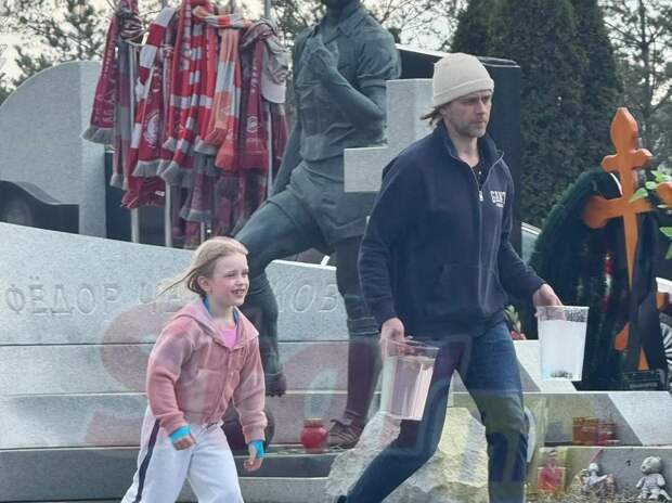 Петр Чернышев привел 7-летнюю дочь Милу к могиле Анастасии Заворотнюк