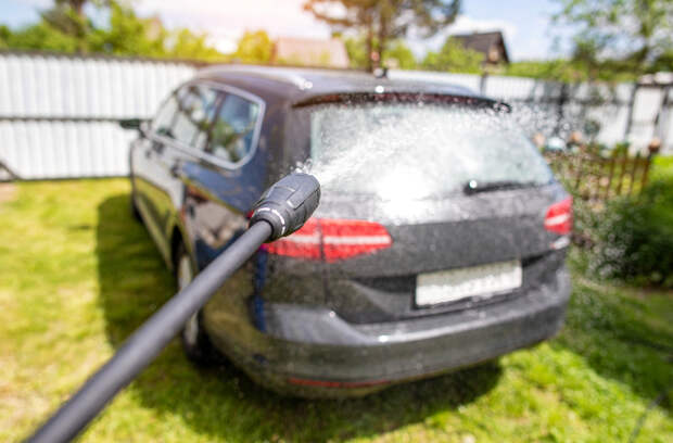 Россиян предупредили о штрафе за мытье авто на даче