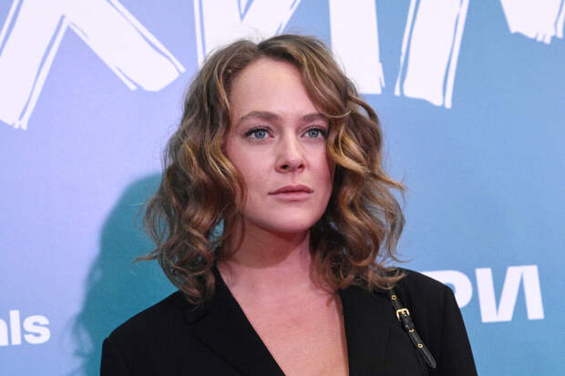 Актрису Аглаю Тарасову заметили в подмосковном ресторане с подругами