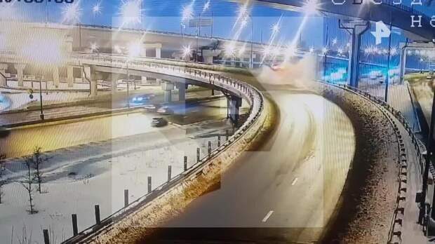 РЕН ТВ публикует момент падения автомобиля с эстакады на МКАД