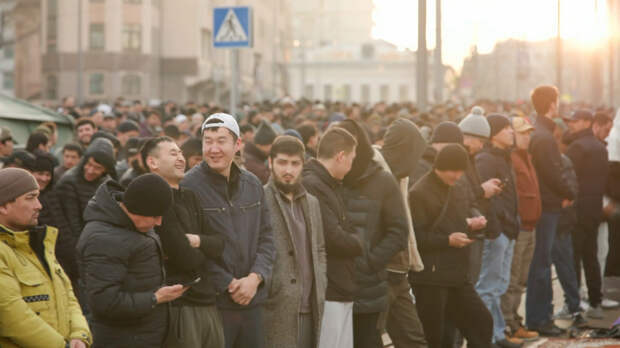 Тысячи верующих собрались на молитву Ураза-байрама