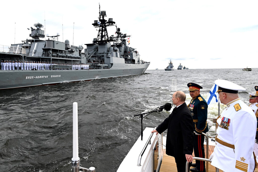 Путин поздравил моряков с Днём ВМФ России