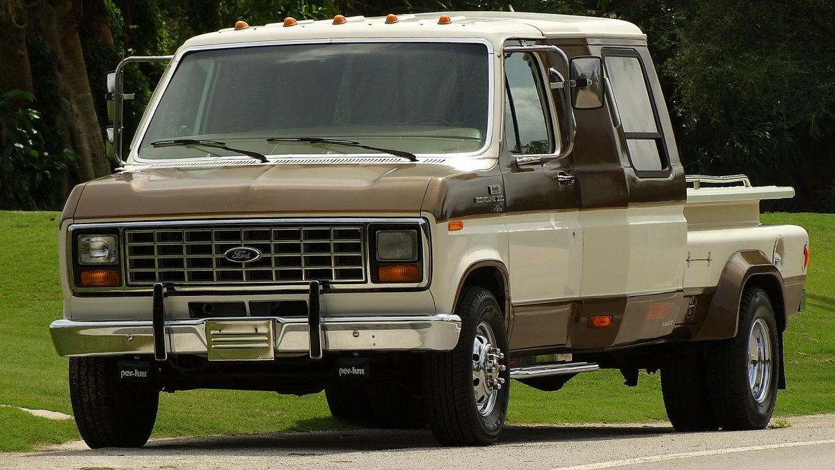 Ford Е-series 1975-"Мохнатый Фургон" из фильма "Тупой и ещё тупее"