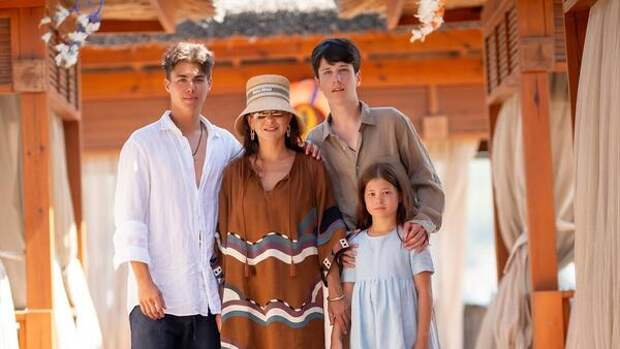 «С днем рождения меня»: растрепанная Климова отдыхает на курорте с молодым красавцем