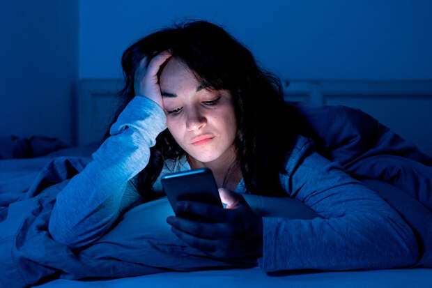 Офтальмолог Махкамова: использование смартфона в темноте разрушает глаза