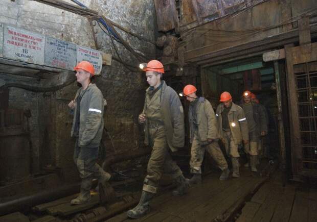 Горняки обесточенной шахты в Донецке выведены на поверхность
