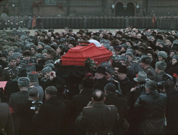 Фото © Документальный фильм "Государственные похороны" / loznitsa.com