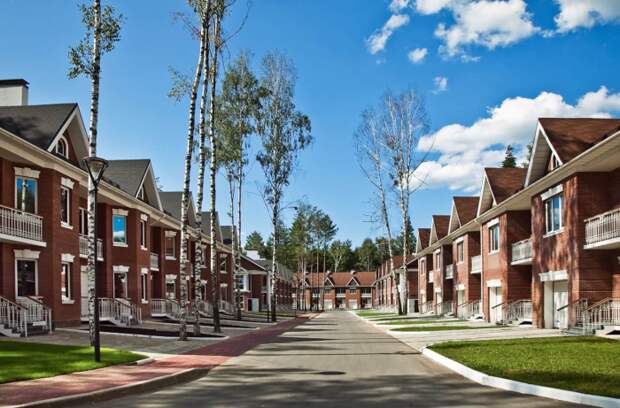 Придомовая территория разделена на участки, достаточно узкие, каждый из них принадлежит конкретному жильцу / Фото: stroy-plys.ru Придомовая территория разделена на участки, достаточно узкие, каждый из них принадлежит конкретному жильцу / Фото: stroy-plys.ru