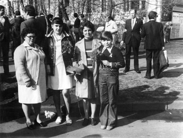 Майская демонстрация 1976 года. Москва. Крайний справа - это я. Рядом моя мама и её коллега по работе с дочерью. Ясный солнечный день. Праздничное настроение. Прислал «Сергей»..jpg