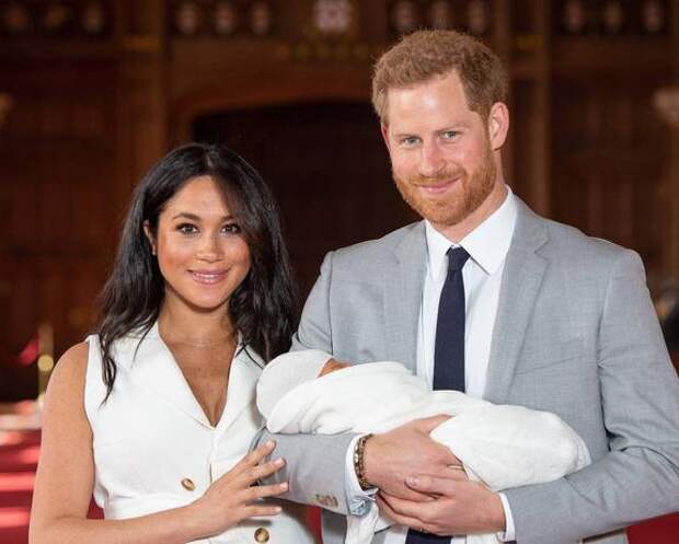 Фото принца Гарри и его жены не было на столе Елизаветы II во время рождественского телеобращения